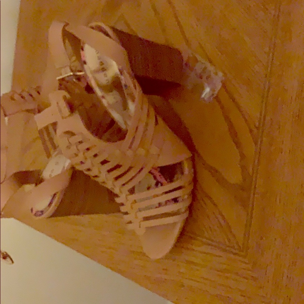 Block heel sandle.